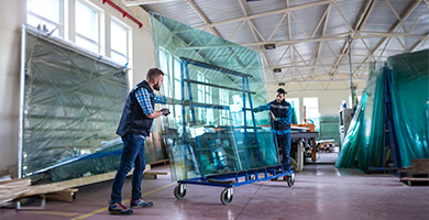 Facharbeiter bewegen große Glasplatten in einer Glaserei in Koblenz – Reparaturverglasung und Glasbearbeitung, Sachverständiger Stenz